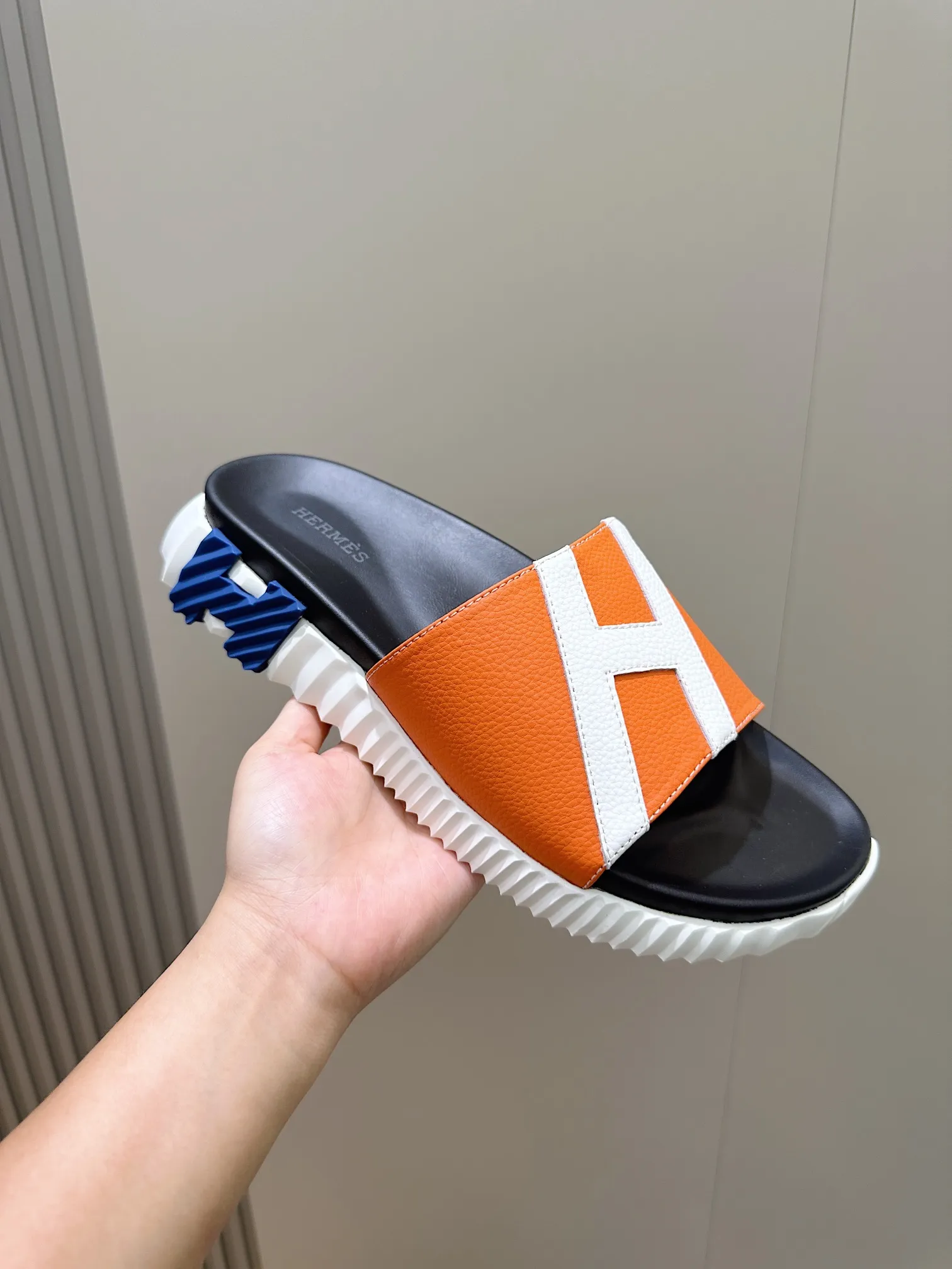 [HERMÈS] Top men's shoes 💰: 340💰 Size: 39-44 (38.45 46 custom-made) Herme*H Home Hermès Men's Sandals and Slippers - Original Replica Purchase the original version and make it one to one, the outsole is privately modeled, and the outsole color corresponding to each color is the same as the original version. Come to those who know the stuff 💪 The ultra-light soles are designed in contrasting colors, and they feel so comfortable on your feet! Calfskin, cowhide feet, private mold outsole.